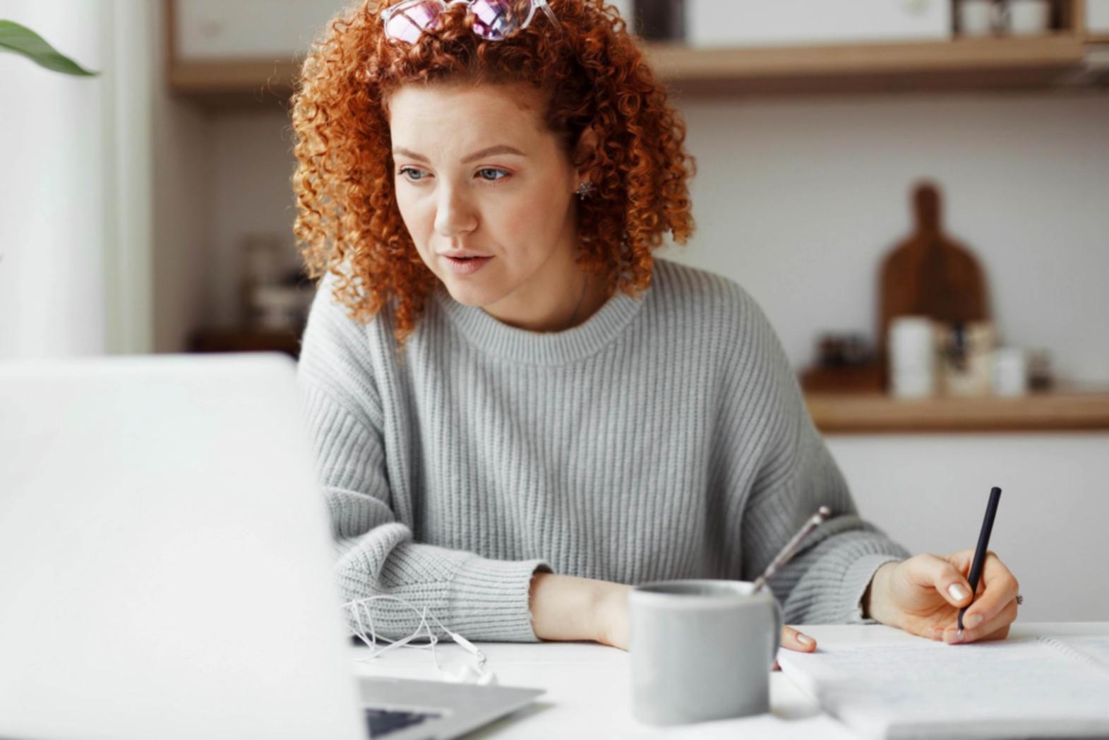 Kollegen diskutieren Geschäftsprozesse am Arbeitsplatz